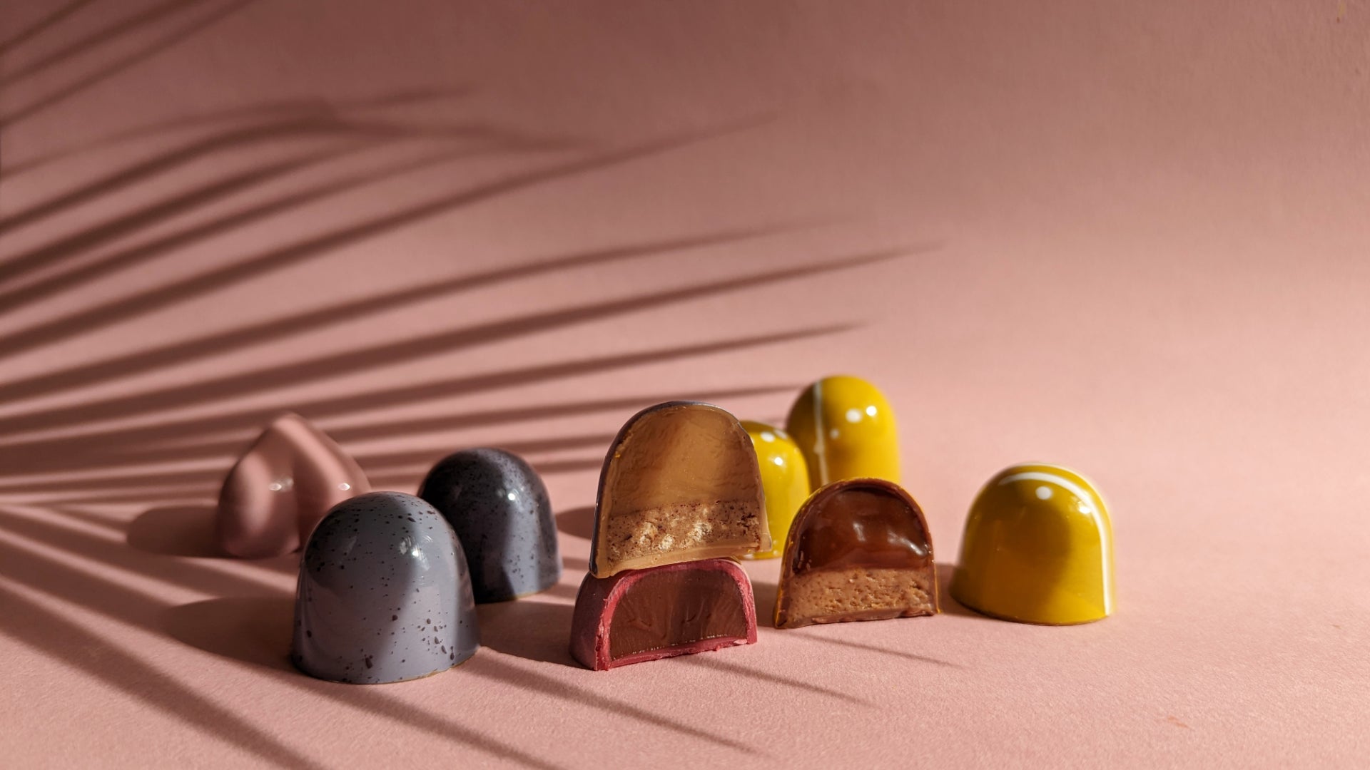 9 erivarvilist bonbon-i stiilis kasitookommi roosal taustal